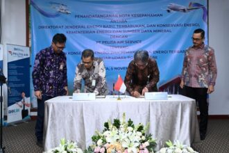 Penandatanganan MoU oleh Direktur Utama PT Pelita Air Service, Dendy Kurniawan dan Direktur Jenderal Energi Baru, Terbarukan, dan Konservasi Energi (EBTKE), Eniya Listiani Dewi yang diwakilkan oleh Sekretaris Direktorat Jenderal EBTKE, Sahid Junaidi di Kantor Pusat PT Pelita Air Service. Foto: Dok Pelita Air Service