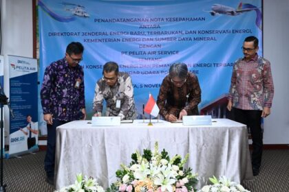 Penandatanganan MoU oleh Direktur Utama PT Pelita Air Service, Dendy Kurniawan dan Direktur Jenderal Energi Baru, Terbarukan, dan Konservasi Energi (EBTKE), Eniya Listiani Dewi yang diwakilkan oleh Sekretaris Direktorat Jenderal EBTKE, Sahid Junaidi di Kantor Pusat PT Pelita Air Service. Foto: Dok Pelita Air Service