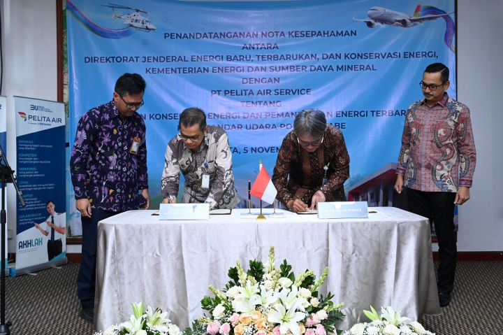 Penandatanganan MoU oleh Direktur Utama PT Pelita Air Service, Dendy Kurniawan dan Direktur Jenderal Energi Baru, Terbarukan, dan Konservasi Energi (EBTKE), Eniya Listiani Dewi yang diwakilkan oleh Sekretaris Direktorat Jenderal EBTKE, Sahid Junaidi di Kantor Pusat PT Pelita Air Service. Foto: Dok Pelita Air Service