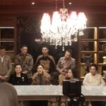 Artis serbabisa, Raffi Ahmad, bersama istri dan kolega saat konferensi pers pembukaan restoran Le Nusa di Jalan Wijaya VI, Kebayoran Baru, Jakarta Selatan, Kamis (14/11/2024) sore. Foto: ahmad/ipol.id