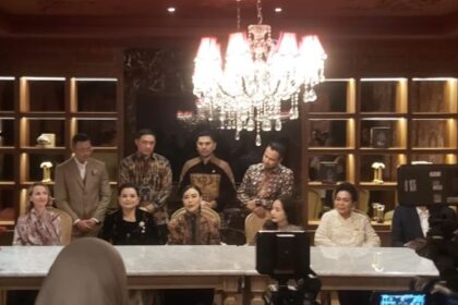 Artis serbabisa, Raffi Ahmad, bersama istri dan kolega saat konferensi pers pembukaan restoran Le Nusa di Jalan Wijaya VI, Kebayoran Baru, Jakarta Selatan, Kamis (14/11/2024) sore. Foto: ahmad/ipol.id