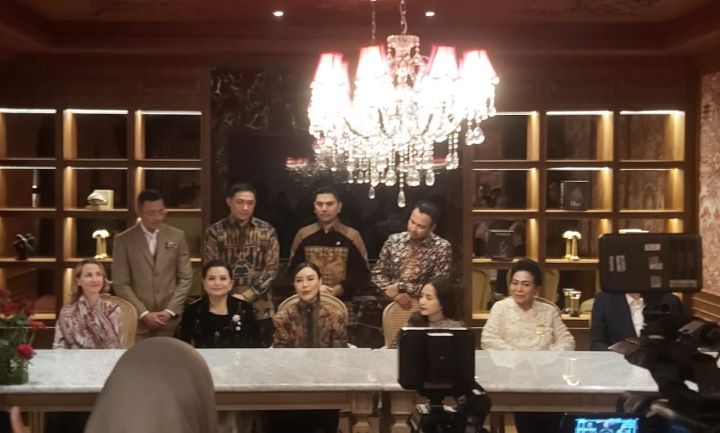 Artis serbabisa, Raffi Ahmad, bersama istri dan kolega saat konferensi pers pembukaan restoran Le Nusa di Jalan Wijaya VI, Kebayoran Baru, Jakarta Selatan, Kamis (14/11/2024) sore. Foto: ahmad/ipol.id