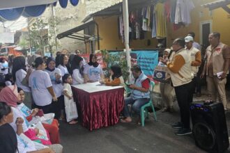 Januardi Nylman, Ketua Umum Relawan BERAS, saat turun langsung dalam program pemeriksaan mata, sekaligus pembagian kacamata gratis di Jalan Kota Bambu Selatan VI RT/RW 003/005, Kota Bambu Selatan, Palmerah, Jakbar. Foto: Ist