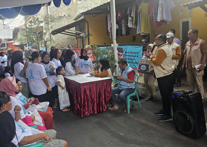 Januardi Nylman, Ketua Umum Relawan BERAS, saat turun langsung dalam program pemeriksaan mata, sekaligus pembagian kacamata gratis di Jalan Kota Bambu Selatan VI RT/RW 003/005, Kota Bambu Selatan, Palmerah, Jakbar. Foto: Ist