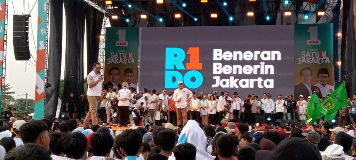 Pasangan cagub nomor urut 1, Ridwan Kamil saat kampanye akbar.(Foto Sofian/ipol.id)