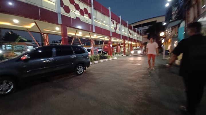 Tim Kedokteran Rumah Sakit (RS) Polri Kramat Jati, Jakarta Timur, melakukan identifikasi jenazah para korban kebakaran pabrik pakan ternak di Bekasi, Jawa Barat. Foto: Dok/ipol.id