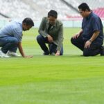 Ketum PSSI Erick Thohir mengecek kondisi rumput SUGBK. Foto: Ist