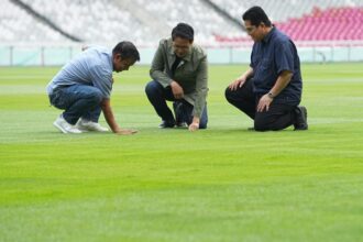 Ketum PSSI Erick Thohir mengecek kondisi rumput SUGBK. Foto: Ist