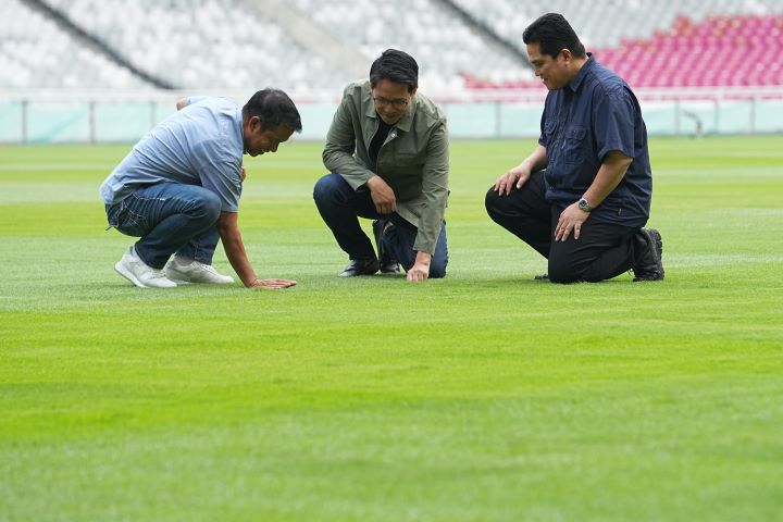 Ketum PSSI Erick Thohir mengecek kondisi rumput SUGBK. Foto: Ist