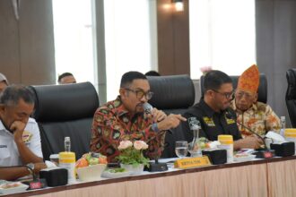 Wakil Ketua Komisi III DPR RI, Ahmad Sahroni, dalam kunjungannya ke Sumatera Barat bersama jajaran Komisi III di Mapolda Sumatera Barat, Padang Barat, Kota Padang, Sumatera Barat, Senin, (25/11/2024). Foto :