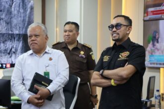 Wakil Ketua Komisi III DPR, Ahmad Sahroni saat melakukan pengecekan alat sadap pada Jaksa Agung Muda Intelijen (JAM Intelijen) Kejaksaan Agung, Selasa (26/11/2024). Foto: Dok Puspenkum Kejaksaan Agung