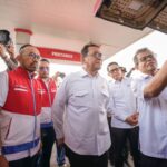 Menteri Perdagangan Budi Santoso bersama Direktur Utama Pertamina Patra Niaga Riva Siahaan melakukan peninjauan SPBU yang disegel di Jalan Tol Kaliurang KM 10, Sardonoharjo, Ngaglik, Sleman, DIY pada Senin (25/11/2024). Foto: Dok Pertamina