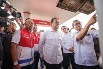 Menteri Perdagangan Budi Santoso bersama Direktur Utama Pertamina Patra Niaga Riva Siahaan melakukan peninjauan SPBU yang disegel di Jalan Tol Kaliurang KM 10, Sardonoharjo, Ngaglik, Sleman, DIY pada Senin (25/11/2024). Foto: Dok Pertamina