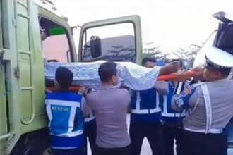 Polisi saat mengevakuasi sopir truk yang ditemukan tewas dalam kendaraannya di rest area km 792 B Tol Gempol-Pasuruan, Kabupaten Pasuruan, Jawa Timur, Jumat (15/11/2024). (Foto: ist)