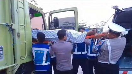 Polisi saat mengevakuasi sopir truk yang ditemukan tewas dalam kendaraannya di rest area km 792 B Tol Gempol-Pasuruan, Kabupaten Pasuruan, Jawa Timur, Jumat (15/11/2024). (Foto: ist)