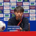 Pelatih Timnas Indonesia, Shin Tae-yong, memompa semangat anak asuhnya. Foto: PSSI