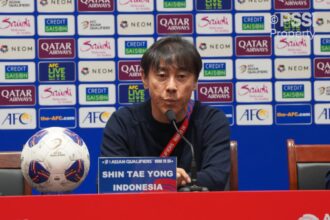 Pelatih Timnas Indonesia, Shin Tae-yong, memompa semangat anak asuhnya. Foto: PSSI