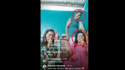 Tangkapan layar detik-detik suami menikam istri saat live medsos di Dusun Delapan Potean Desa Suka Damai, Kecamatan Sei Bamban, Kabupaten Serdangbedagai (Sergai), Sumut. (Ist)