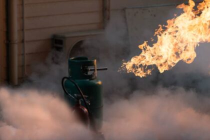 Tabung Elpiji 3 Kg meledak di Toko Servis Kompor Gas di Cimindi, ada 2 korban kebakaran. Foto: Istock, @x_reflexnaja