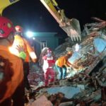 Batu besar yang menimpa rumah akibat longsoran di Purworejo, Rabu (20/11/2024). Foto: Dok/BNPB