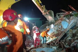 Batu besar yang menimpa rumah akibat longsoran di Purworejo, Rabu (20/11/2024). Foto: Dok/BNPB