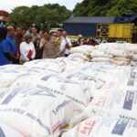 Waka Polda Jawa Barat (Jabar), Brigjen Pol Wibowo saat memimpin gelar kasus barang bukti pemalsuan tepung terigu merek Bogasari di Lapangan Mapolda Jabar dengan dihadiri manajemen PT Indofood Sukses Makmur Tbk, Divisi Bogasari dan Kejaksaan, belum lama ini. Foto: Ist