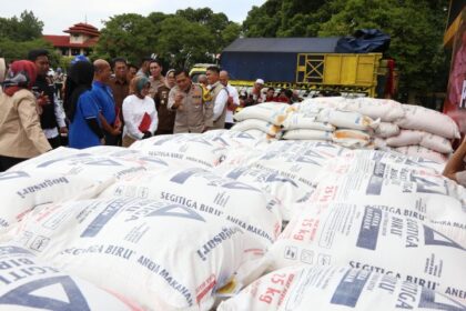 Waka Polda Jawa Barat (Jabar), Brigjen Pol Wibowo saat memimpin gelar kasus barang bukti pemalsuan tepung terigu merek Bogasari di Lapangan Mapolda Jabar dengan dihadiri manajemen PT Indofood Sukses Makmur Tbk, Divisi Bogasari dan Kejaksaan, belum lama ini. Foto: Ist