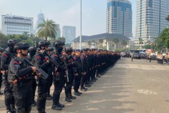 Ribuan personel gabungan saat melaksanakan apel pengamanan di Kawasan Monas, Jakarta Pusat, Senin (4/11/2024) (Foto: Polres Jakpus)