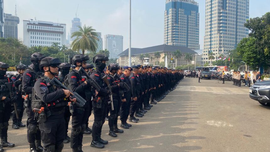 Ribuan personel gabungan saat melaksanakan apel pengamanan di Kawasan Monas, Jakarta Pusat, Senin (4/11/2024) (Foto: Polres Jakpus)