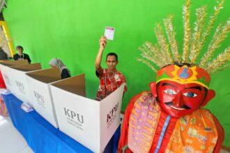 Suasana proses pemungutan surat suara dalam penyelenggaraan Pilkada Serentak 2024, dengan tema betawi di TPS 068, Kelurahan Serengseng Sawah, Jaksel. Foto: Parlementaria