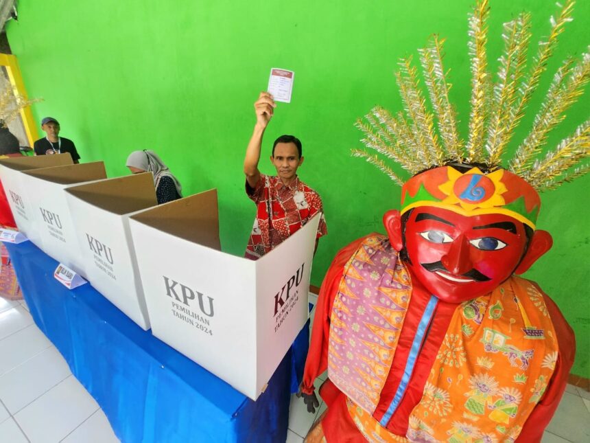 Suasana proses pemungutan surat suara dalam penyelenggaraan Pilkada Serentak 2024, dengan tema betawi di TPS 068, Kelurahan Serengseng Sawah, Jaksel. Foto: Parlementaria