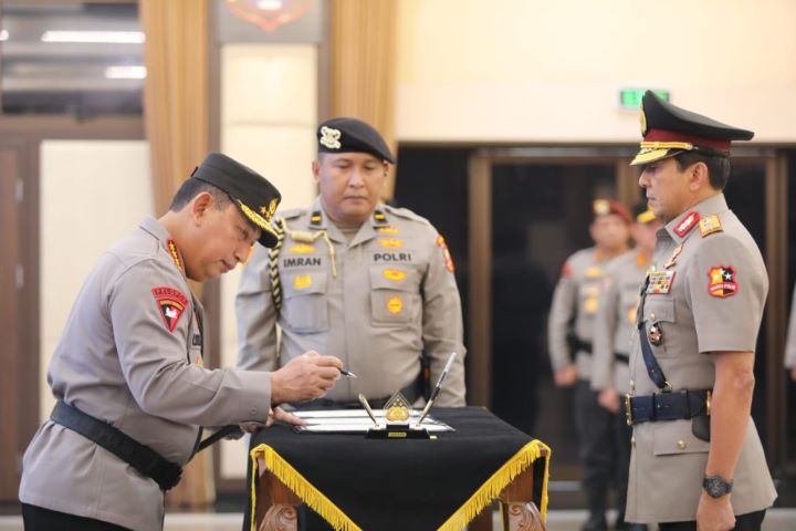 Kapolri resmi melantik Komjen Pol Ahmad Dofiri menduduki posisi Wakapolri. Foto: Humas Polri