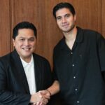 Ketua Umum PSSI Erick Thohir bersama Kevin Diks. Foto: dok. PSSI