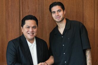 Ketua Umum PSSI Erick Thohir bersama Kevin Diks. Foto: dok. PSSI