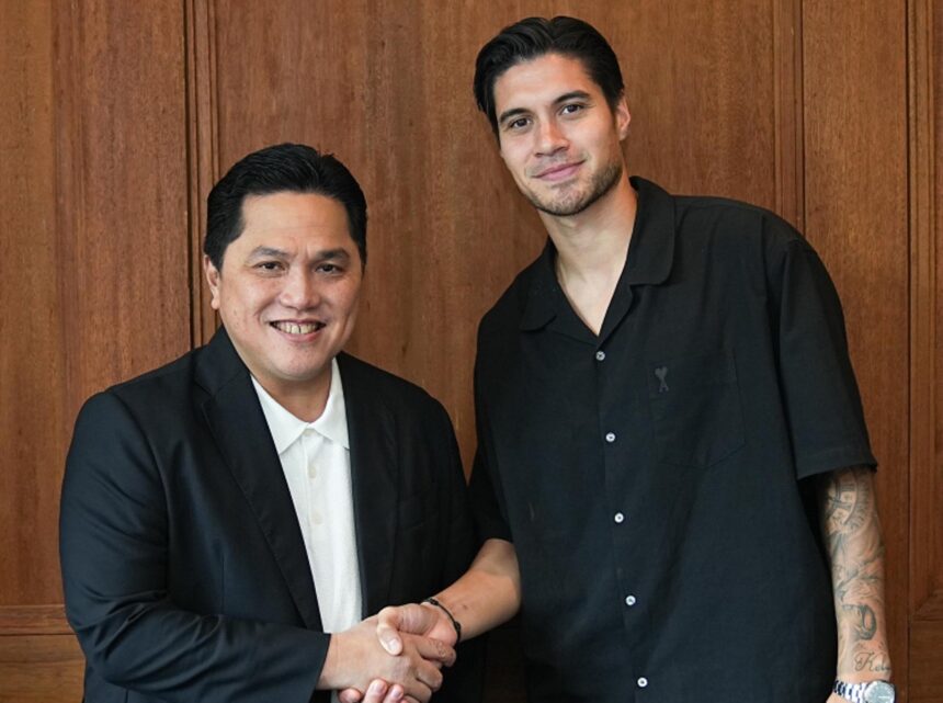 Ketua Umum PSSI Erick Thohir bersama Kevin Diks. Foto: dok. PSSI