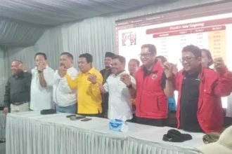 Pasangan Sachrudin-Maryono usai menggelar konferensi pers terkait hasil pilkada Kota Tangerang versi hitung cepat. Foto: ist