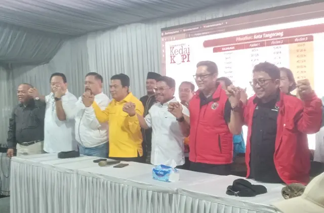 Pasangan Sachrudin-Maryono usai menggelar konferensi pers terkait hasil pilkada Kota Tangerang versi hitung cepat. Foto: ist