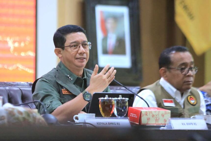 Kepala BNPB Letjen TNI Suharyanto (kemeja dan rompi hijau) saat memberikan arahan dalam Rapat Koordinasi Penanganan Bencana Hidrometeorologi di Kantor Gubernur Jawa Tengah, Jumat (20/12/2024). Foto: Ist