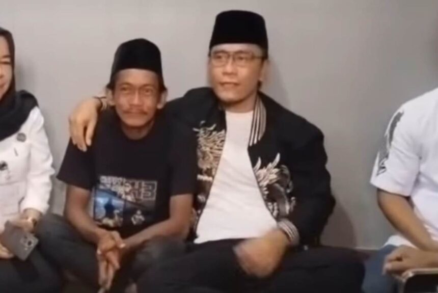 Gus Miftah bertemu dengan Sunhaji, pedagang es teh yang dihinanya saat tabligh akbar di Magelang, Jawa Tengah. Foto: Instagram @medsoszone