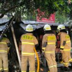 Sejumlah petugas Damkar saat memadamkan api yang melumat warung makan milik Satira di Jalan Balai Pustaka, Rawamangun, Pulogadung, Jakarta Timur, pada Kamis (26/12/2024) pagi tadi. Foto: Ist