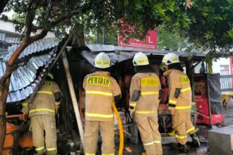 Sejumlah petugas Damkar saat memadamkan api yang melumat warung makan milik Satira di Jalan Balai Pustaka, Rawamangun, Pulogadung, Jakarta Timur, pada Kamis (26/12/2024) pagi tadi. Foto: Ist