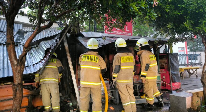 Sejumlah petugas Damkar saat memadamkan api yang melumat warung makan milik Satira di Jalan Balai Pustaka, Rawamangun, Pulogadung, Jakarta Timur, pada Kamis (26/12/2024) pagi tadi. Foto: Ist