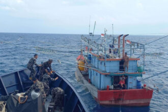KKP menertibkan salah satu kapal ikan Indonesia (KII) yang melakukan pelanggaran ketentuan perizinan berusaha dalam operasi pengawasan pada 2023. Foto: Dok KKP