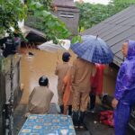 Sejumlah petugas gabungan melakukan pencarian dan evakuasi terhadap korban banjir atas nama I Kadek Garda Armed, 10, terseret arus dan dinyatakan meninggal dunia di Banjar Batu Miyeh, Desa Tianyar Barat, Kecamatan Kubu, Kabupaten Karangasem, pada Kamis (12/12/2024). Foto: Ist