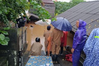 Sejumlah petugas gabungan melakukan pencarian dan evakuasi terhadap korban banjir atas nama I Kadek Garda Armed, 10, terseret arus dan dinyatakan meninggal dunia di Banjar Batu Miyeh, Desa Tianyar Barat, Kecamatan Kubu, Kabupaten Karangasem, pada Kamis (12/12/2024). Foto: Ist