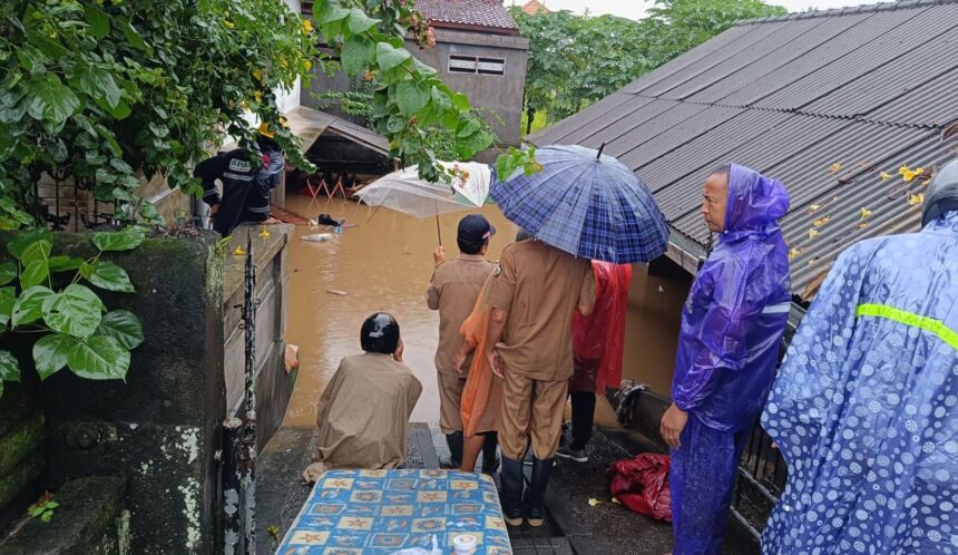 Sejumlah petugas gabungan melakukan pencarian dan evakuasi terhadap korban banjir atas nama I Kadek Garda Armed, 10, terseret arus dan dinyatakan meninggal dunia di Banjar Batu Miyeh, Desa Tianyar Barat, Kecamatan Kubu, Kabupaten Karangasem, pada Kamis (12/12/2024). Foto: Ist