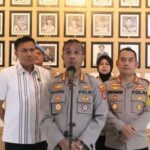 Kapolres Metro Jakarta Timur, Kombes Pol Nicolas Ary Lilipaly (tengah) didampingi Kasat Reskrim, Kasi Humas dan jajaran di Mapolres Metro Jakarta Timur. Foto: Dok/ipol.id