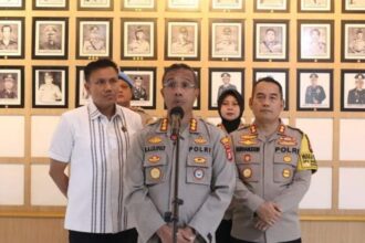 Kapolres Metro Jakarta Timur, Kombes Pol Nicolas Ary Lilipaly (tengah) didampingi Kasat Reskrim, Kasi Humas dan jajaran di Mapolres Metro Jakarta Timur. Foto: Dok/ipol.id