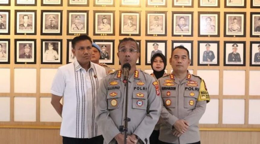 Kapolres Metro Jakarta Timur, Kombes Pol Nicolas Ary Lilipaly (tengah) didampingi Kasat Reskrim, Kasi Humas dan jajaran di Mapolres Metro Jakarta Timur. Foto: Dok/ipol.id