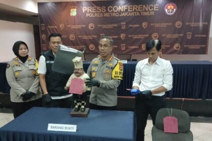 Kapolres Metro Jakarta Timur, Kombes Nicolas Ary Lilipaly didampingi Kasat Reskrim, Humas dan jajarannya menunjukkan barang bukti diamankan yaitu loyang kue, mesin EDC, patung dan kursi untuk menimpuk korban Dwi Ayu Darmawati dalam kasus penganiayaan dilakukan tersangka George di Mapolres, Senin (16/12/2024). Foto: Joesvicar Iqbal/ipol.id
